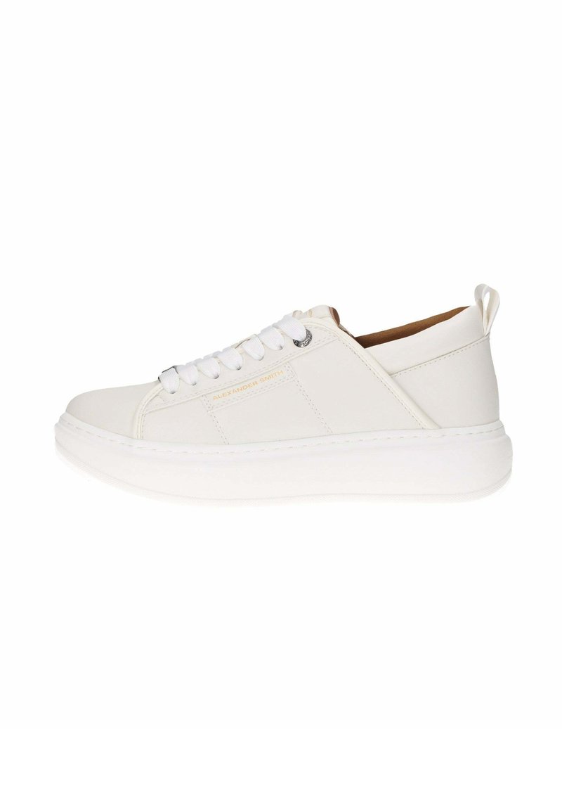 Baskets blanches en cuir avec un bout arrondi, dessus texturé, lacets blancs plats et semelle plateforme à plusieurs couches. Présente un tirant à l'arrière.