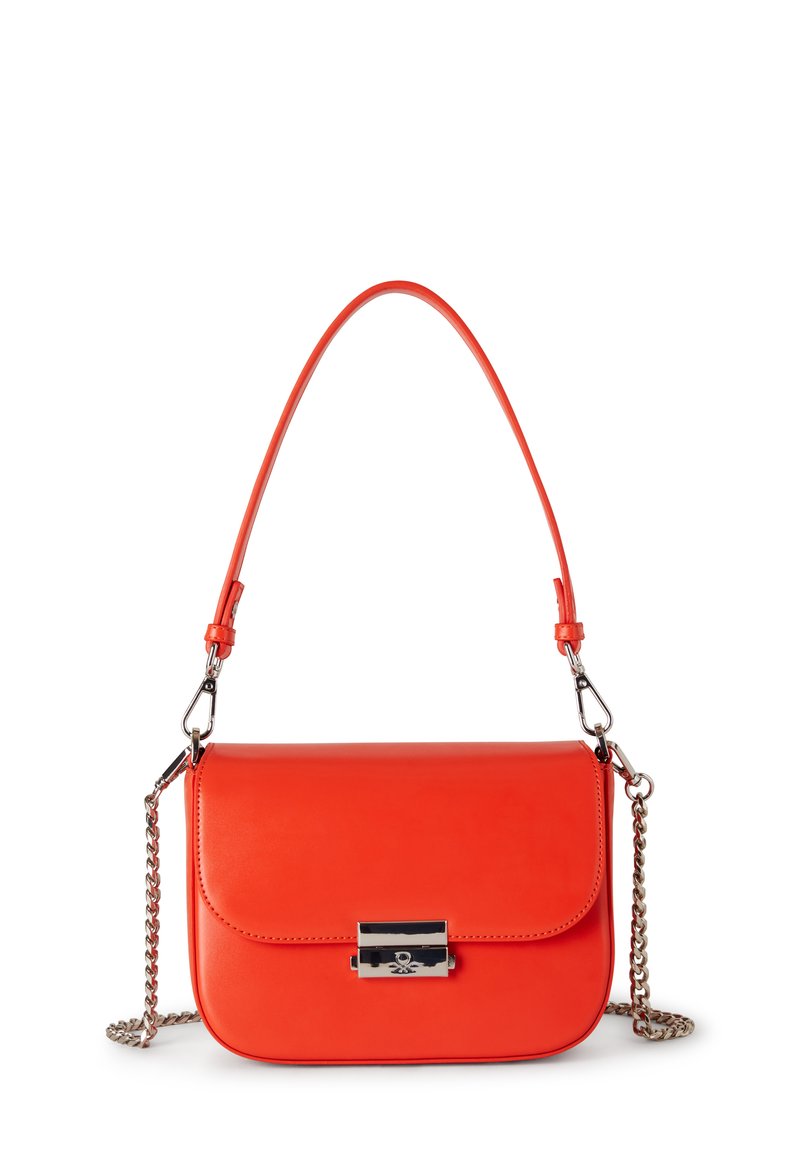 Borsa a tracolla in pelle rossa con texture liscia, chiusura a patta, accessori in argento e tracolla a catena removibile.