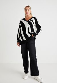 Vero Moda Curve VMCNANCY VNECK LONG  - Jumper - black/birch