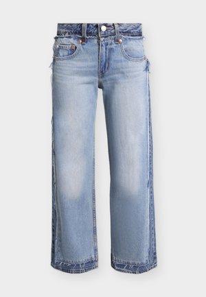 Jasnoniebieskie dżinsy o szerokich nogawkach z warstwowymi panelami z denimu, postrzępionymi krawędziami i standardowym fasonem z pięcioma kieszeniami.