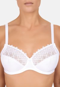Bra bianco con coppe in pizzo trasparente caratterizzato da motivi geometrici, bordi smerlati e spalline regolabili. Tessuto liscio con una texture morbida.