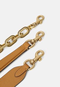 COACH SOFT GRAIN CHAIN TABBY SHOULDER BAG - Kézitáska - honey brown