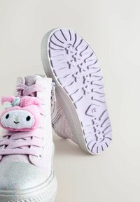 Rosa High-Top-Sneaker mit glitzerndem Material, plüschigen Hasenakzenten an den Schnürsenkeln und einer strukturierten lila Sohle. Größe angegeben als 12.