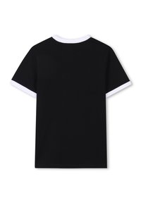 Zwarte t-shirt met witte contrasterende kraag en mouwen. Eenvoudig, rond ontwerp met korte mouwen en een rechte snit.