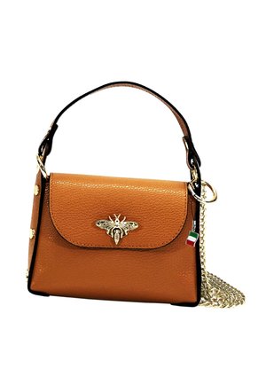 Helle Ledertasche in Tan mit einem goldenen Bienenemblem, einem oberen Tragegriff und einem abnehmbaren Kettenriemen. Verfügt über einen Druckverschluss und dekorative goldene Nieten.