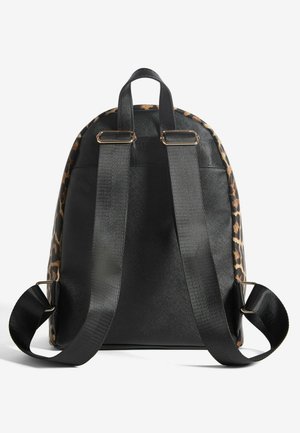 Schwarzer Rucksack mit Akzenten im Leopardenmuster, doppelten schwarzen Trägern, goldenen Beschlägen, strukturierten Oberfläche und einer geformten Silhouette.