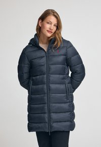 Mörkblå puffjacka med huva, med horisontell quiltad design och framsidans dragkedja. Röd logotyp på övre vänster bröst. Mjuk textur.