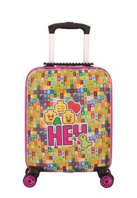 Hårdväska med färgglad fyrkantig mönster, tecknade figurer och texten "HEY"; har rosa detaljer och fyra svängbara hjul.