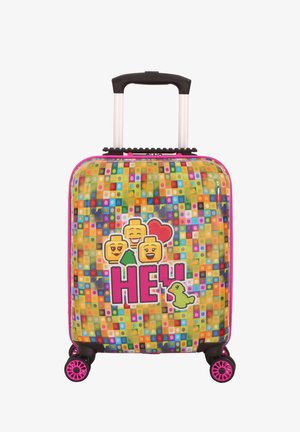 Harde koffer met kleurrijk vierkant patroon, cartoonfiguren en de tekst "HEY"; voorzien van roze accenten en vier draaibare wielen.