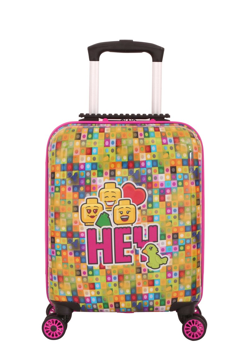 Hårdväska med färgglad fyrkantig mönster, tecknade figurer och texten "HEY"; har rosa detaljer och fyra svängbara hjul.