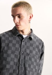 Grijze geruite button-up shirt van denim, met twee voorkregels, een kraag en een relaxte pasvorm met een licht gestructureerd oppervlak.