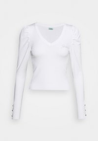 Witte top met lange mouwen, V-hals, geribbelde textuur, geplooide schouders en knoopaccenten op de mouwen. Voorzien van geborduurde merknaam.