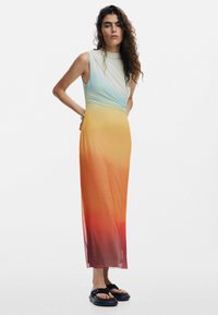 Maxi-Kleid mit einem Farbverlauf von Hellblau oben zu Orange und Rot unten, mit einem figurbetonten Design und ärmellosem Schnitt.