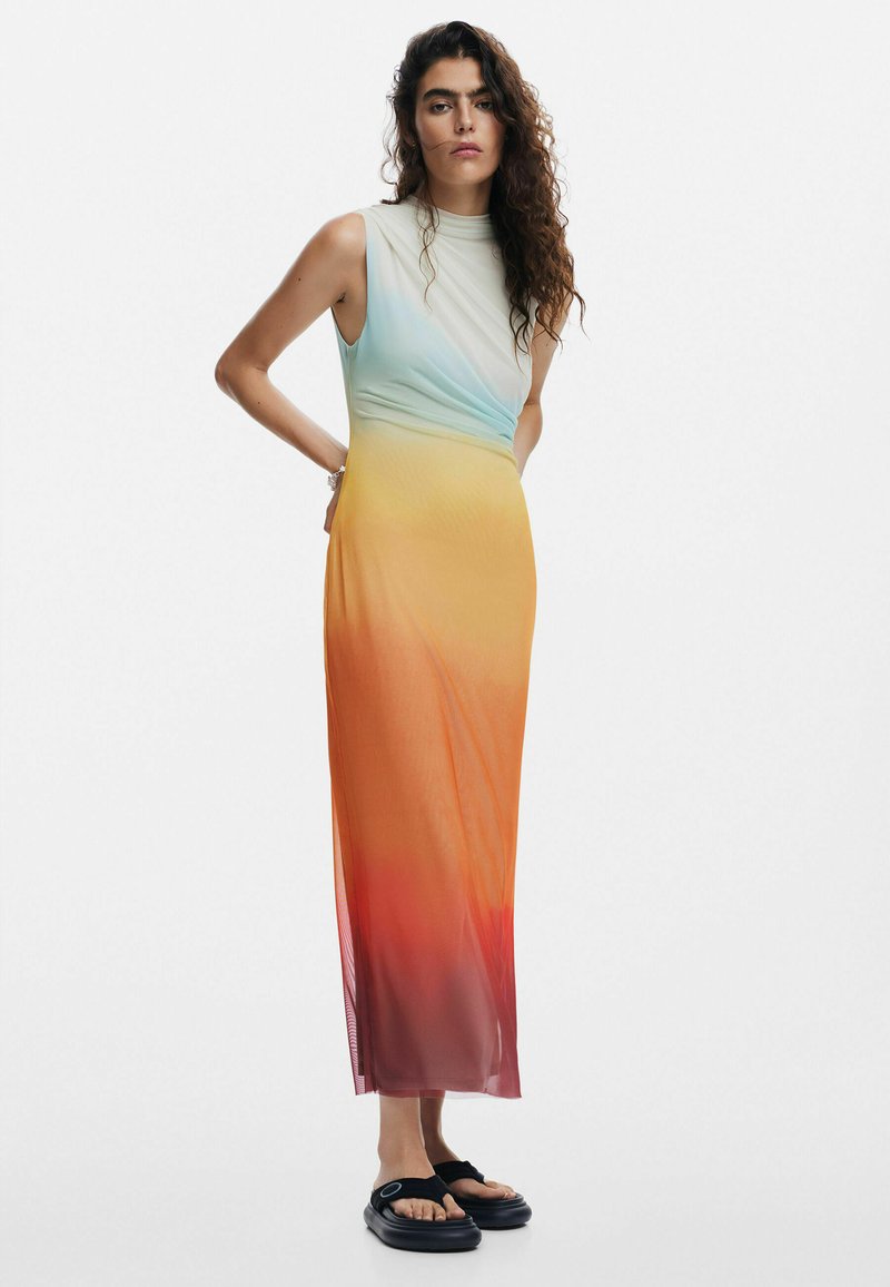 Maxi-Kleid mit einem Farbverlauf von Hellblau oben zu Orange und Rot unten, mit einem figurbetonten Design und ärmellosem Schnitt.