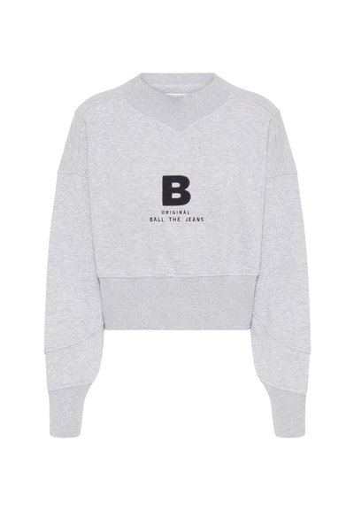 Šedý cropped sveter s rebrovaným okrúhlym výstrihom, spustenými ramenami a vyšívaným čiernym textom "B ORIGINAL BALL THE JEANS" vpredu.