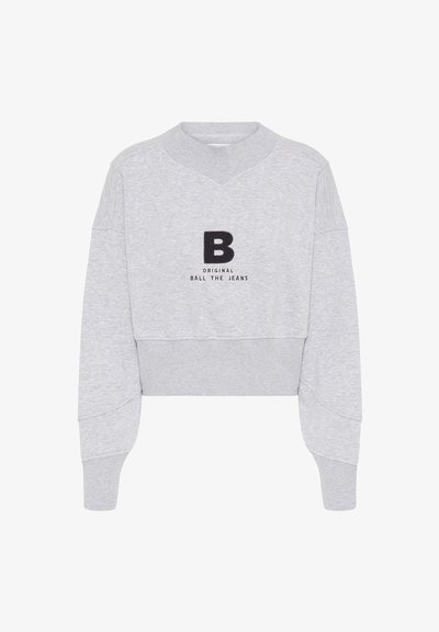 Šedý cropped sveter s rebrovaným okrúhlym výstrihom, spustenými ramenami a vyšívaným čiernym textom "B ORIGINAL BALL THE JEANS" vpredu.
