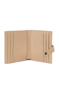 Beige leren portemonnee met meerdere kaartvakjes, een soepele textuur, een kleine drukknoopsluiting en subtiele, reliëfgeprinte branding aan de binnenkant.