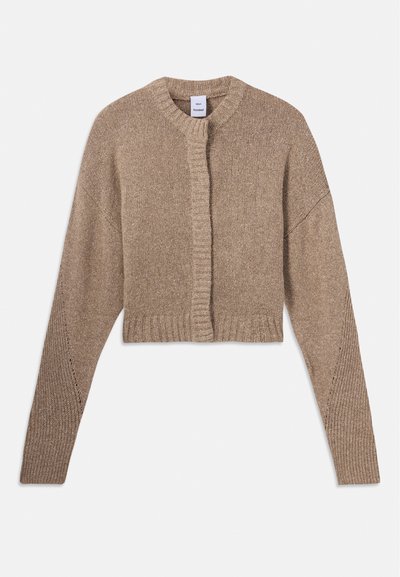 Kuttet beige cardigan med rund hals, strikket tekstur og åpen front. Har ribbestrikkede mansjetter og et enkelt design uten festemidler.