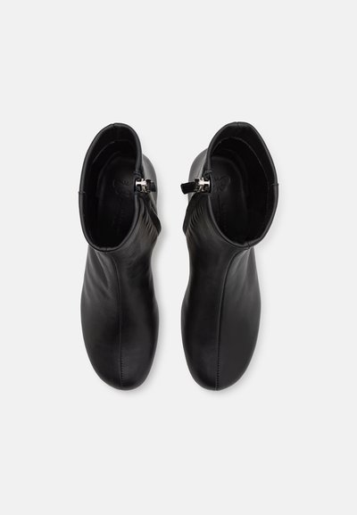 Botine negre din piele cu o textură netedă, vârf rotunjit și fermoar pe lateral. Fără cusături sau modele vizibile. Talpă plată.