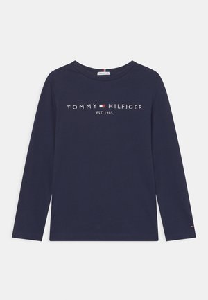 Chemise à manches longues bleu marine avec le texte « Tommy Hilfiger EST. 1985 » et le logo centrés sur la poitrine, en coton biologique.