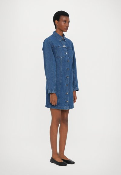 CLOSED FITTED DRESS - Džinsa auduma kleita - mid blue