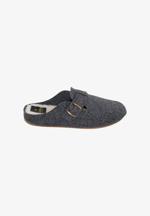 Zapatilla de fieltro gris con suela de corcho marrón, con una correa ancha y hebilla dorada, forro interior suave y diseño de punta redondeada.