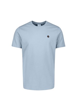 Lichtblauw T-shirt met korte mouwen en ronde hals, met een klein, zeshoekig bruin logo op de linkerborst, weergegeven op een witte achtergrond.