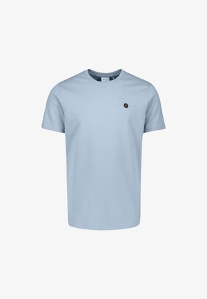 Lichtblauw T-shirt met korte mouwen en ronde hals, met een klein, zeshoekig bruin logo op de linkerborst, weergegeven op een witte achtergrond.