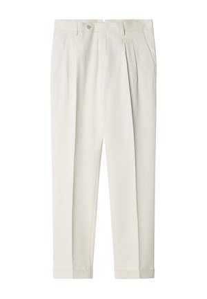 Pantalones a medida color blanco roto con pinzas delanteras, bolsillos laterales, trabillas para cinturón, cierre con botones y dobladillos con vuelta, colocados planos sobre un fondo blanco.