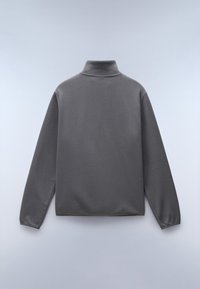 Sudadera de forro polar gris con cuello alto, mangas largas y una textura lisa. La parte trasera presenta un corte holgado y costuras suaves.