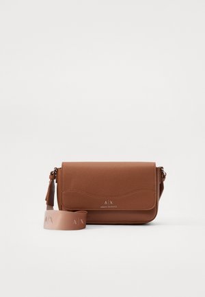 Bruine gestructureerde leren crossbodytas met klep en afneembare roze schouderriem met A|X Armani Exchange-logo.