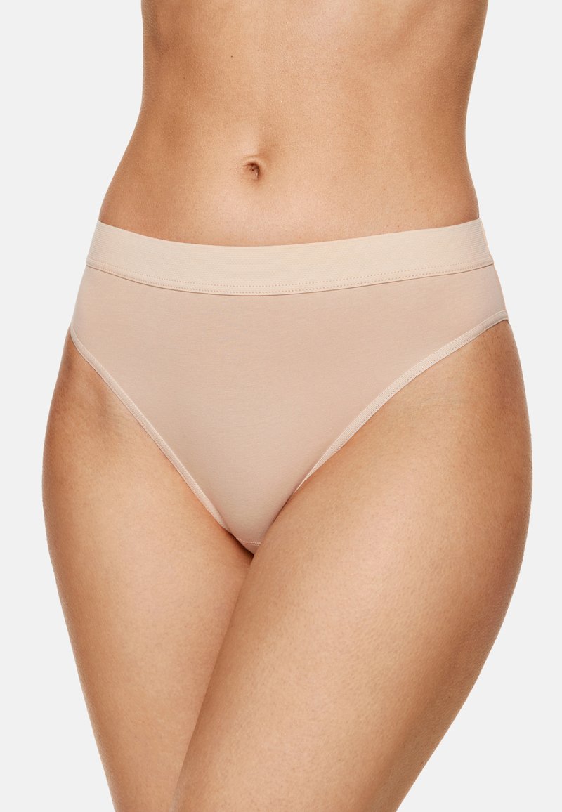 Beżowe majtki z wysokim stanem, o miękkiej i gładkiej fakturze, wyposażone w szeroki, elastyczny pas oraz minimalne szwy dla komfortu i dopasowania.