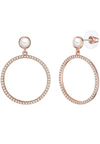 Pendientes de aro en oro rosa con un suave estudio de perla, rodeado por un círculo de pequeños cristales brillantes. Diseño circular abierto.