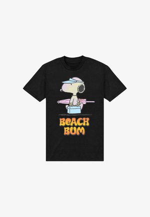Schwarzes T-Shirt mit Cartoon-Hund, der ein Sonnenschild trägt, eine blaue Kühlbox und einen pinken Regenschirm hält, mit dem Text „BEACH BUM“ darunter.