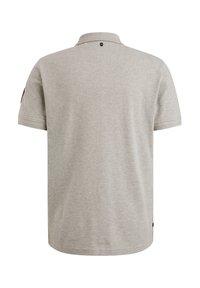 Camiseta polo de color gris claro, de mangas cortas, diseño con cuello, textura suave, con un pequeño logo en la manga izquierda y un botón en la parte trasera.