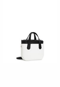 Borsa tote bianca con una sezione superiore nera, dotata di doppie maniglie superiori e di una tracolla, realizzata in materiale sintetico liscio.