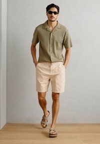 Scotch & Soda SEASONAL CORE BERMUDA - Shorts - soft camel