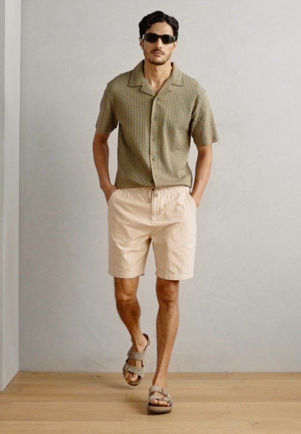 SEASONAL CORE BERMUDA - Shorts - soft camel2