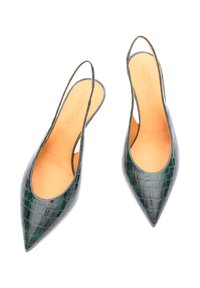 Grüne Slingback-Pumps aus Lackleder mit spitzen Zehen und einer strukturierten Krokodilprägung. Ausgestattet mit einer glatten, hellbraunen Lederinnensohle.