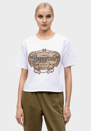T-shirt bianco corto con una grafica decorativa "Sempre Felicità" in oro e blu sul davanti, con scollatura rotonda e maniche corte.