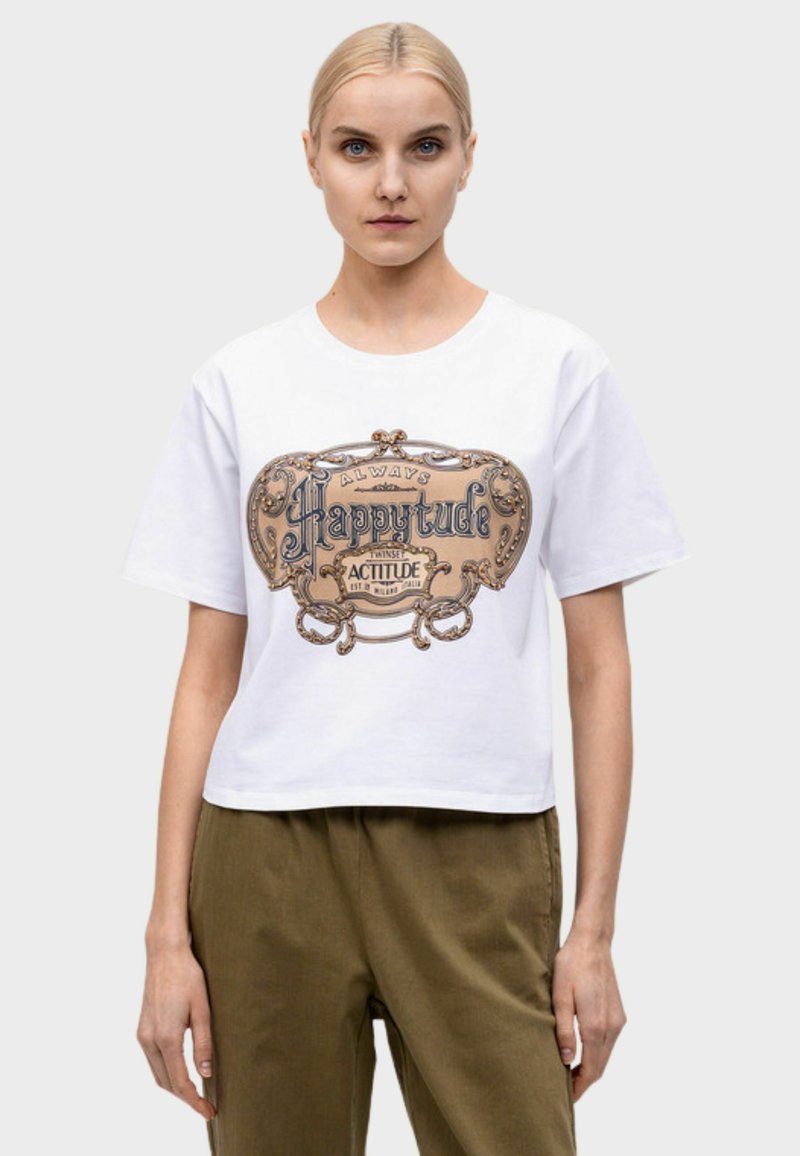 T-shirt bianco corto con una grafica decorativa "Sempre Felicità" in oro e blu sul davanti, con scollatura rotonda e maniche corte.