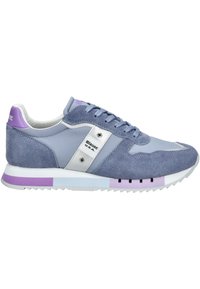 Niebieskie i fioletowe sneakersy sportowe wykonane z zamszu i materiałów syntetycznych, z srebrnym paskiem akcentującym, sznurowaniem i bieżnikowaną podeszwą.