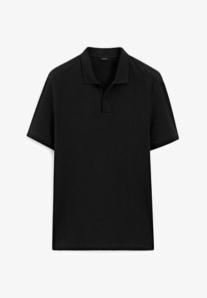Zwarte polo met een gladde stof, voorzien van een kraag en korte mouwen. Eenvoudig ontwerp zonder zichtbare patronen of accenten.