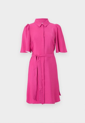 Jasnoróżowa sukienka do kolan z krótkimi bufkowatymi rękawami, przodem na guziki, kołnierzykiem oraz dopasowanym paskiem z tego samego materiału przewiązanym w talii.