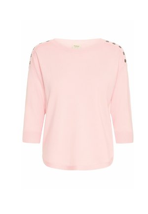 Lichtroze, gebreide trui met driekwartmouwen. Heeft een ronde halslijn en decoratieve donkere knopen op de schouder.