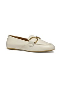 Mocassins en cuir blanc avec un accent de boucle en métal doré, bout arrondi et semelle flexible. Texture lisse et design minimaliste.