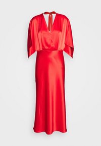 Robe rouge en satin avec un décolleté en V profond, des manches courtes en cape et un lien à nouer dans le dos. Texture lisse et silhouette ajustée.