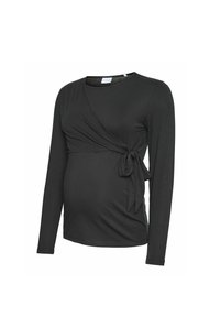 Maglietta premaman nera a maniche lunghe con design avvolgente e fiocco frontale, realizzata in tessuto morbido, adatta per comfort e vestibilità durante la gravidanza.