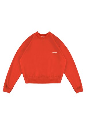 Czerwony krótki sweatshirt wykonany z miękkiego materiału, z długimi rękawami i okrągłym dekoltem, z białym logo "PROSTO" na przodzie.