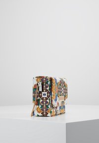 Kompaktní kabelka z texturované umělé kůže, s vícetranným květinovým vzorem, zlatými kovovými prvky a zipovým uzávěrem.